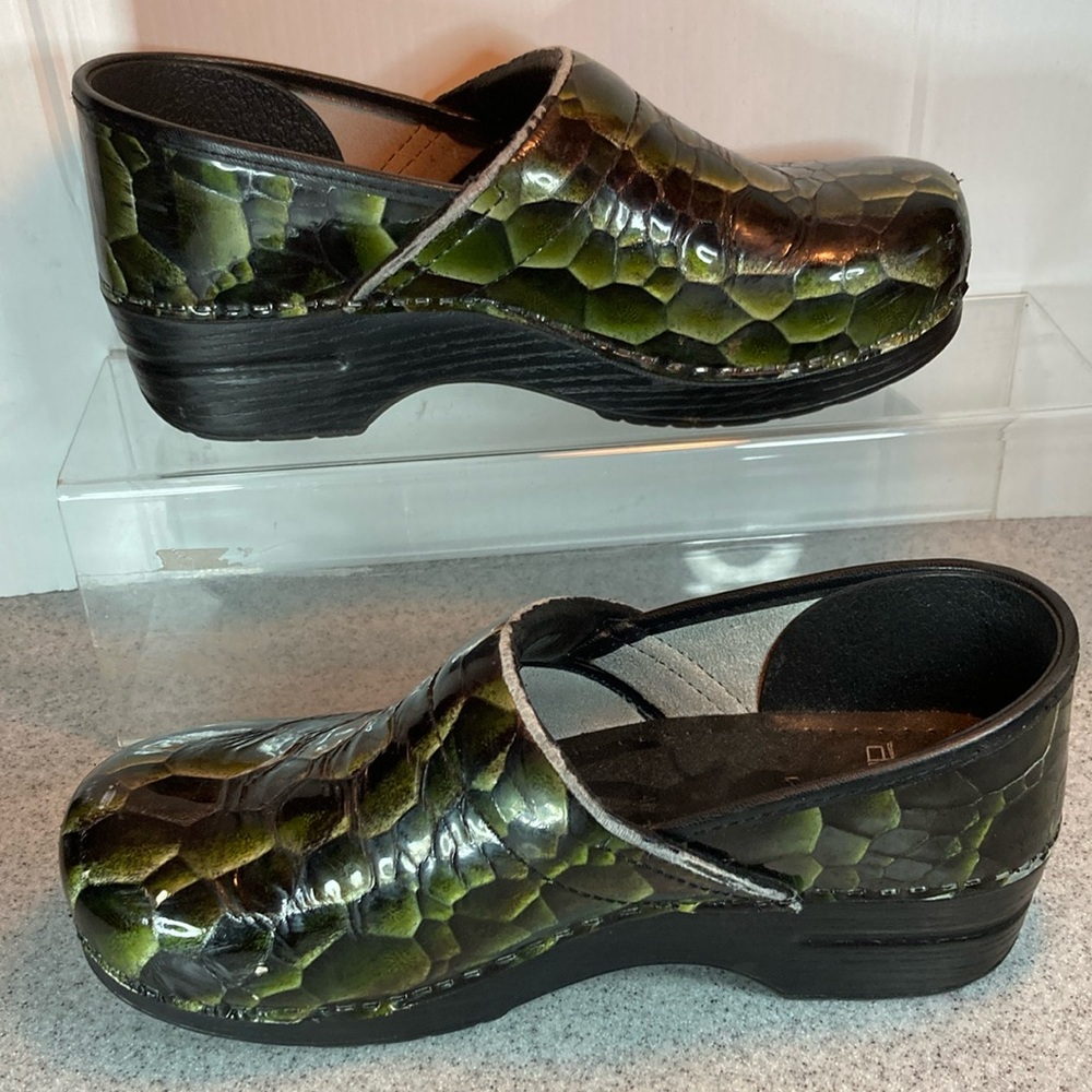 Size 40 Dansko green printed snake skin. Has some‎ small pealing. See pics box2